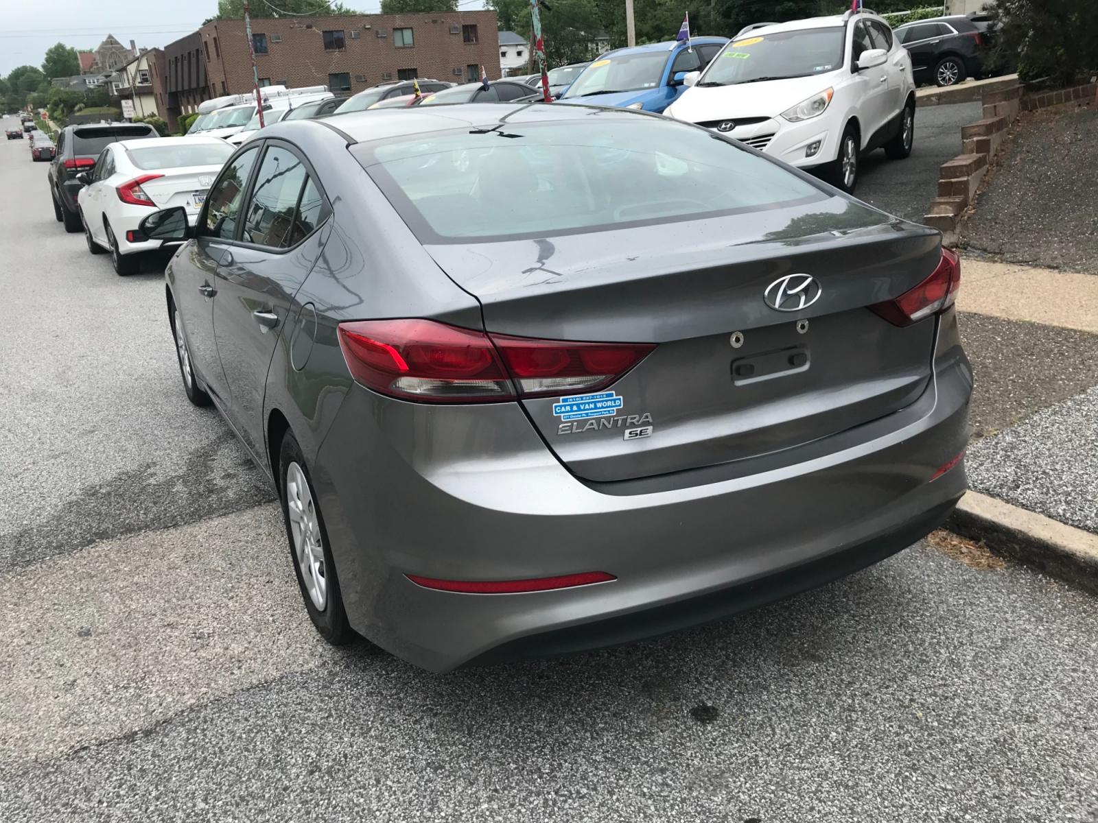 2018 Silver /Gray Hyundai Elantra SE (5NPD74LF3JH) with an 2.0 V4 engine, Automatic transmission, located at 577 Chester Pike, Prospect Park, PA, 19076, (610) 237-1015, 39.886154, -75.302338 - 2018 Hyundai Elantra SE: Great on gas, new PA inspection, SUPER CLEAN, runs LIKE NEW! This vehicle comes inspected and has been given a bumper to bumper safety check. It is very clean, reliable, and well maintained. We offer a unique pay plan that is known for being the easiest and fastest financ - Photo #5